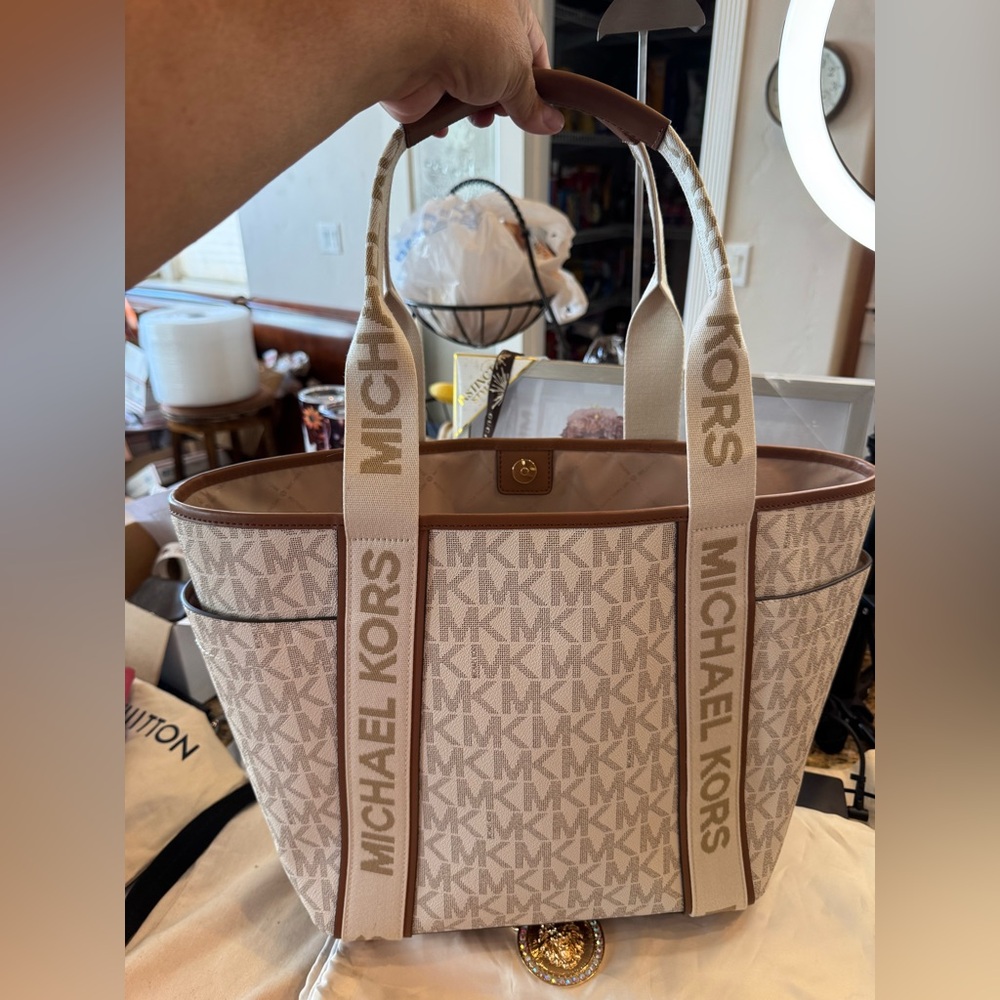 Michael Kors Bundle Raffle GiftAway $20X20 spots congrats @traci_decarlo!!! - Picture 7 of 16